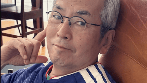 土井善晴、サムライブルーのユニ姿で日本代表応援「土井せんせーいけてるよ」「サムライブルーがお似合いです」