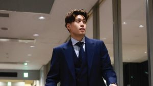 「シンデレラボーイになってくれ」鈴木唯人、洗練されたスーツ姿で登場　W杯大舞台への貴重な一枚に「うわああかっこいい」