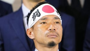 サッカーＷ杯北中米３カ国大会の事前合宿地、メキシコ・モンテレイに向けた出発前のセレモニーで写真に納まる日本代表の長友佑都＝２日午後、成田空港