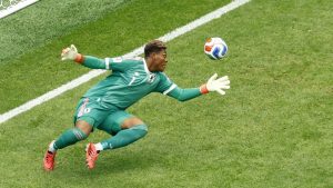 日本―ブラジル　後半、ブラジルのビニシウス（７）のシュートに飛びつくＧＫ鈴木彩＝ヒューストン（共同）