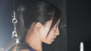 園田彩乃、鮮やかな青ブラトップで筋トレ中の姿に絶賛の声　「ナイスバディ」「綺麗な身体ですね」