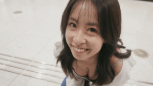 園田彩乃、キャミソールでしゃがみ込み　胸元がチラ見え！　“彼女感”あふれるオフショットでファンを魅了　