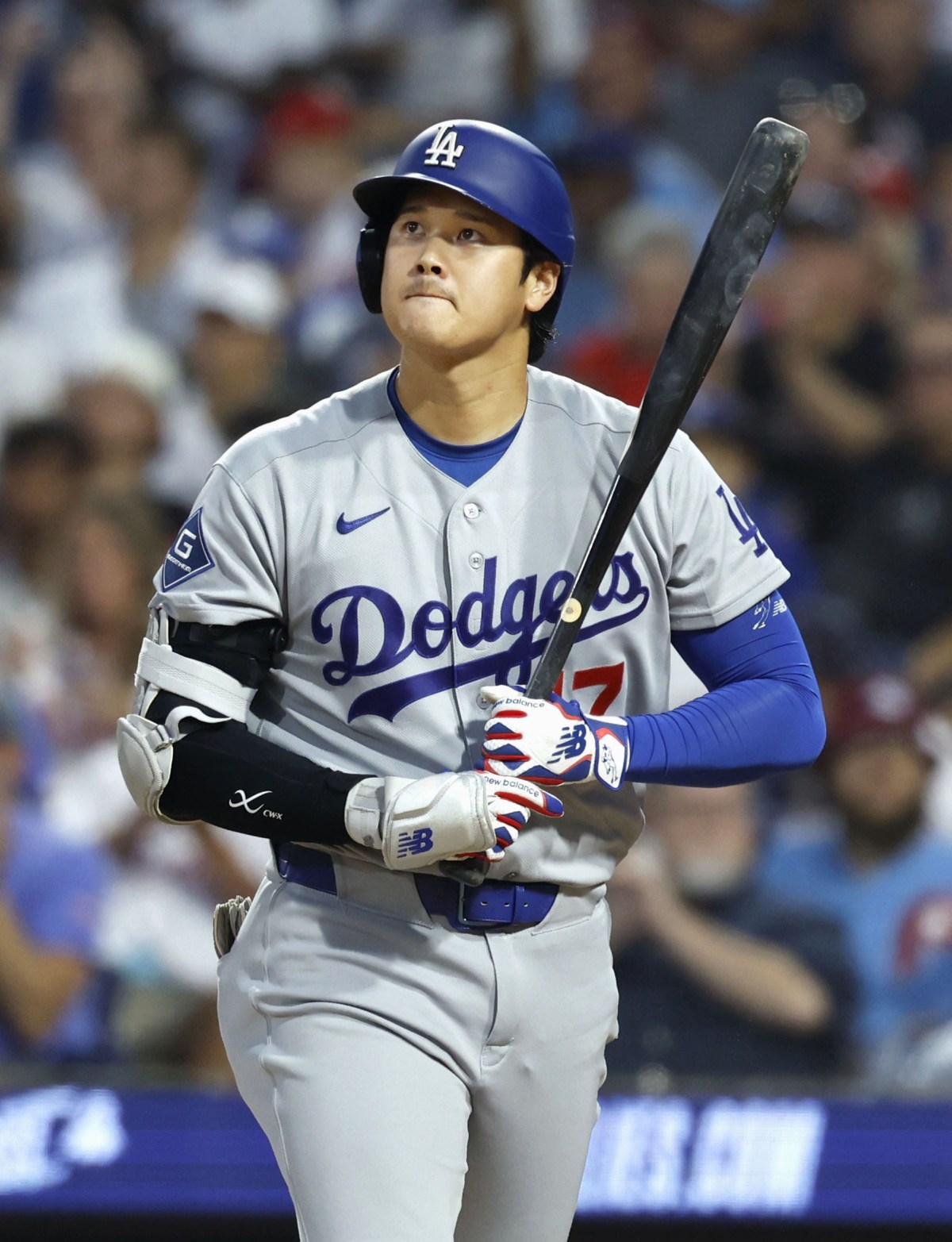 フィリーズ戦の５回、見逃し三振に倒れたドジャース・大谷＝フィラデルフィア（共同）