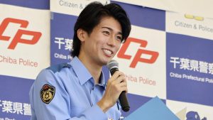 千葉県警の広報官に就任し、イベントで闇バイトについて話す中村敬斗選手＝２１日午前、千葉県柏市