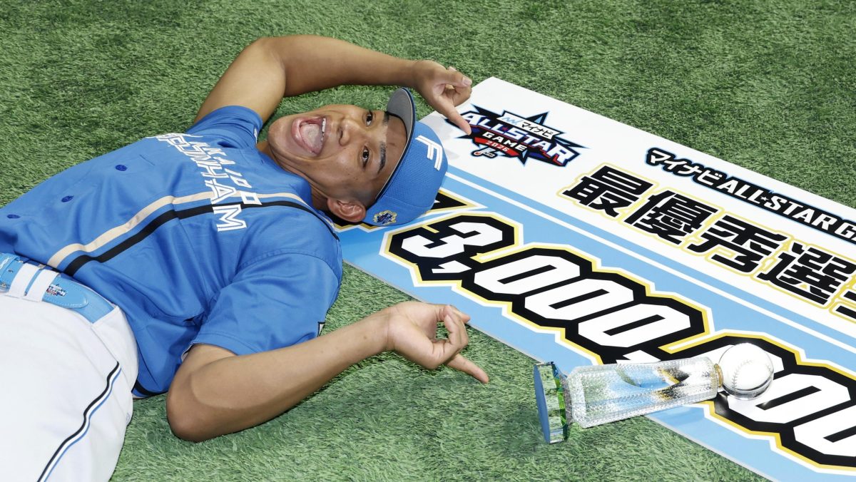 最優秀選手賞を受賞し、記念写真に納まる全パ・万波＝東京ドーム