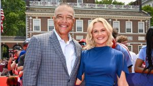 ド軍ロバーツ監督の“美人妻”　米球宴レッドカーペットで注目「若々しく美しい」「奥様すてき」