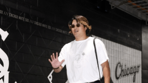 「イケてるーー！！」　村上宗隆、白Tシャツとジーンズのラフな出で立ちに「長髪似合うね」「楽しんでるな〜」と反響