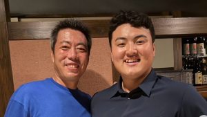 上原浩治が小さく見える！　佐々木麟太郎との“どデカい2ショット”に仰天「うわぁぁ大きい」「胸板えぐ」