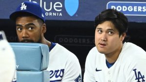 「ピクサー顔」大谷翔平、ド軍同僚と“シンクロ率100%”の表情見せるレアショット「可愛すぎ」「何を見たのか気になる～」