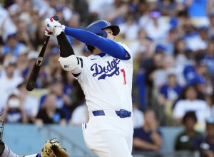 米大リーグ、ロッキーズ戦の１回、２０号ソロを放つドジャースの大谷翔平。日本勢で初めてメジャー通算３００本塁打に到達した＝７日、ロサンゼルス（共同）