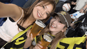 稲村亜美＆長﨑望未、ビール片手にオールスター戦満喫し「かわいすぎます」「現地行ってたのかー！」と反響