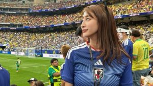 元レースクーンのグラドル、W杯スタジアムでお腹チラリ　ブラジルとの激闘を現地応援「ビジョンに抜かれないなんて！」「めちゃめちゃ可愛い」