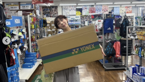 「アイドル顔負けの可愛さ」　19歳美少女バド選手、お茶目な“舌ペロ”写真にファン悶絶　「サービス精神すごっっ」「これは反則級」