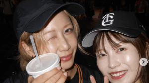 横山由依、大家志津香とドームで野球観戦！　夫の始球式も行われ「翔ちゃんカッコよかったですね」「勝利の女神様です」と反響