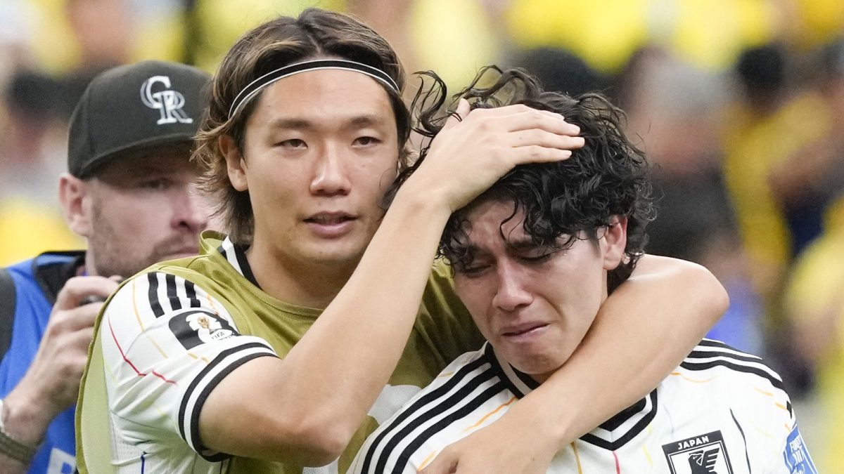 田中を慰める板倉 日本―ブラジル 　ブラジルに敗れ、田中（右）を慰める板倉＝ヒューストン（共同）