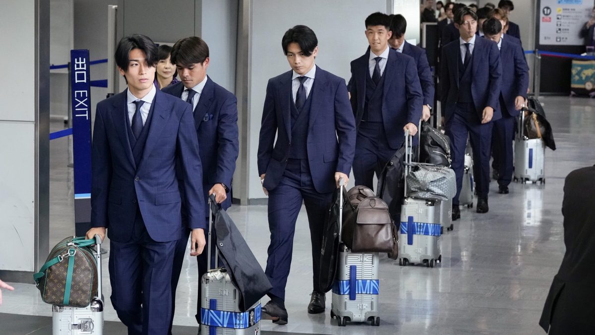 帰国した中村ら サッカー日本代表が帰国 　サッカーＷ杯北中米３カ国大会を終え帰国した中村（左端）ら日本代表＝２日午後、成田空港