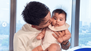 “イクメン”堂安律、愛娘にほっぺキス！　子連れオフィス訪問に「パパにそっくり」「髪の毛がぽやぽや」の声