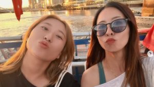 「マジで可愛い！」園田彩乃＆新見小晴、船上で“キス顔”ショット　海外満喫の美女テニスプレーヤーたちに反響