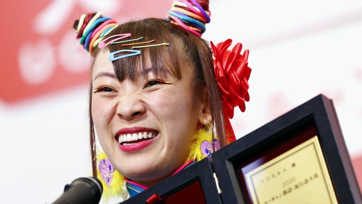 「ユーキャン新語・流行語大賞」のトップテンに「フワちゃん」が選ばれ、表彰式で笑顔のフワちゃん＝１日午後、東京都千代田区
