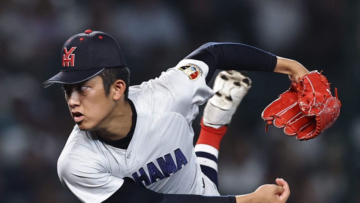 日南学園戦に２番手で登板した横浜・織田＝甲子園