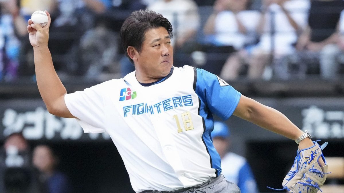 始球式を務める松坂大輔さん＝エスコンフィールド