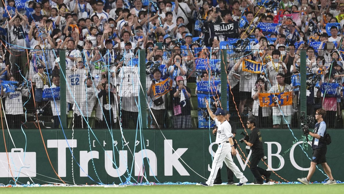 観客と栗山 西武―楽天２２ 　引退セレモニーで大勢のファンに見送られる西武・栗山＝ベルーナドーム