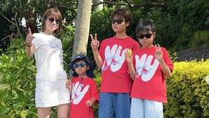 「スタイル抜群」50歳・hitomi、美脚すらりのショーパン姿　3人の息子たちと過ごした夏にポツリ「僕たちの夏休みも残りわずか…」