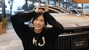 松井珠理奈、トヨタ高級車と並ぶ姿に「反則すぎる！」「カッコイイ」　免許取得後、初の試乗に挑戦
