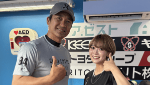 ロッテ・黒木知宏コーチ＆美人娘の親子ショット公開　「夢の共演」「口元がクリソツ」とファン沸く