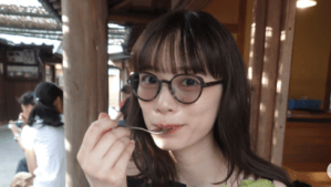 上田綺世・美人妻（28）、三重でかき氷を食べる様子に「可愛すぎます」「元気もらえました」と反響