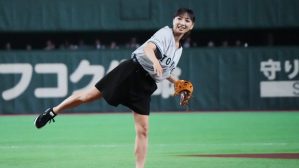 「アイドル？」54歳・望月理恵アナ、美脚際立つショーパン始球式　「ドームに女神降臨」「お美しい」と絶賛相次ぐ