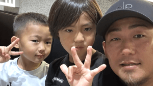 「コピーだ」中田翔、“パパそっくり”な親子ショット　息子2人と夏休み満喫「幸せですね」「可愛すぎる」