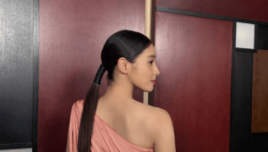 土屋太鳳「何にちなんでいるでしょう？」　背中“ざっくり”丸見えドレス姿に注目殺到「眼福です」「たおさんの背中きれいーっ！」