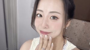 「どうしても胸元に視線が…」園田彩乃、白ドレス姿の“チラ見せ”自撮り　「可愛いすぎやろ！」「これは強烈」