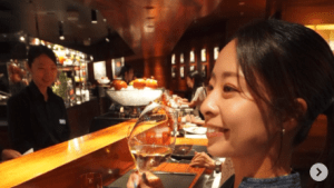 園田彩乃、胸元ざっくりトップスで色気漂うランチ　「めちゃくちゃ可愛い」「結婚したい」と反響