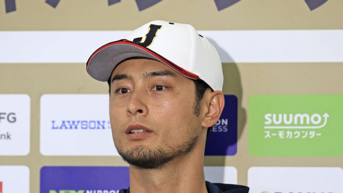 強化合宿を終え、取材に応じるアドバイザーのダルビッシュ＝宮崎（代表撮影）