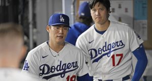 カージナルス戦で、２失点した６回を投げ終えてベンチに戻ったドジャース・山本。右は大谷＝ロサンゼルス（共同）
