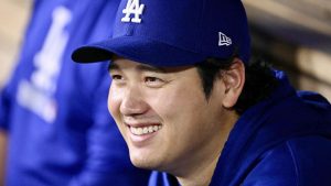 ナショナルズ戦の８回、試合を見つめるドジャース・大谷＝ロサンゼルス（ゲッティ＝共同）