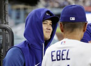 ナショナルズ戦の２回、ベンチで試合を見るドジャース・大谷＝ロサンゼルス（共同）