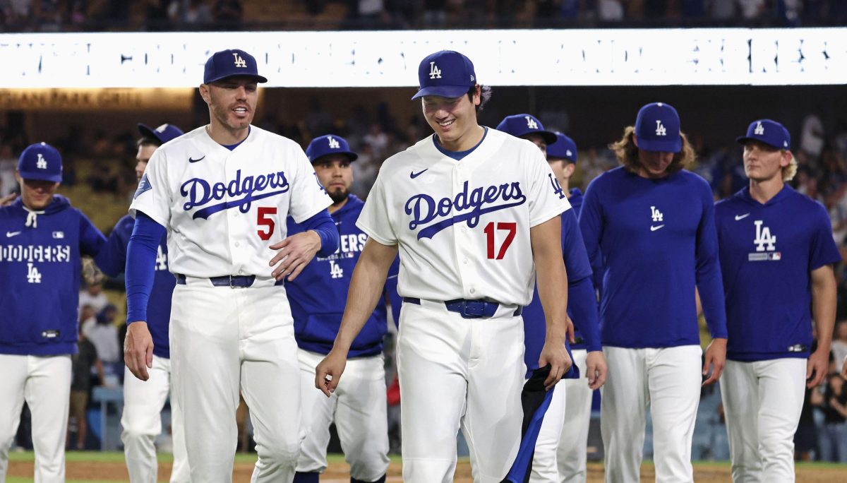 レッズに勝利し、引き揚げるドジャース・大谷（１７）ら＝ロサンゼルス（共同）