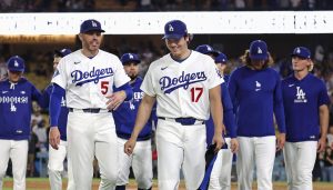レッズに勝利し、引き揚げるドジャース・大谷（１７）ら＝ロサンゼルス（共同）