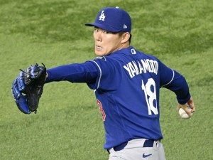 キャッチボールで調整するドジャース・山本＝マイアミ（共同）