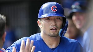 レッズ戦の８回、２５号ソロを放ちベンチで迎えられるカブス・鈴木＝シンシナティ（共同）
