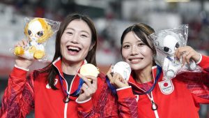 女子１００㍍障害で金メダルを獲得した福部真子（左）と銀の中島ひとみ＝パロマ瑞穂スタジアム