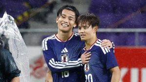 ベネズエラに逆転勝ちし、喜ぶ上田（左）と久保＝エディオンピースウイング広島