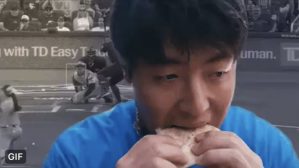 「なんだよこれ」岡本和真が1試合4安打の快挙！　球団公式の“クセ強”お祝い動画に「雑コラ感満載」「死ぬほど笑った」と反響続々
