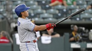 ３０号ソロを放った岡本 米大リーグ・岡本 　アスレチックス戦の２回、３０号ソロを放ち、打球の行方を見つめるブルージェイズ・岡本＝サクラメント（共同）