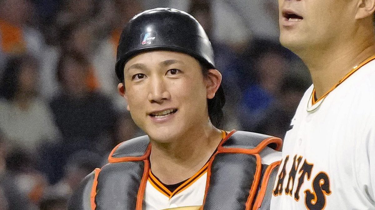 ベンチに戻る田中将 巨人―中日２４ 　５回を投げ終え、捕手小林とベンチに戻る巨人・田中将＝東京ドーム 「カラー」