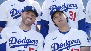 「大谷さん!?wwwww」大谷翔平、ドジャース集合写真で“まさかの表情”を披露　「じわるw」「最高のチームです!!」