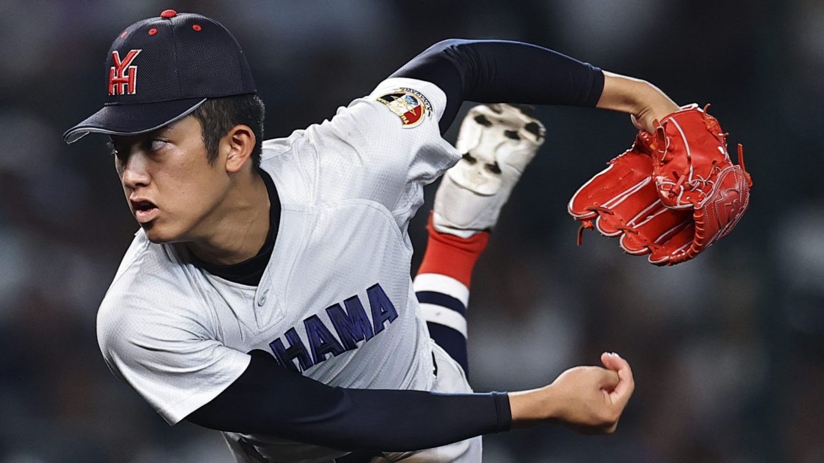 織田翔希投手 甲子園最速の１５６㌔ 　全国高校野球選手権大会で史上最速の球速１５６㌔をマークした織田翔希投手＝８月、甲子園 「カラー」「アスリート大百科」（６４０）高校野球の織田翔希投手
